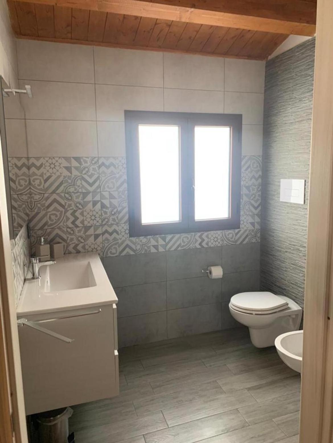 Demarete Hotel Gela Bagian luar foto